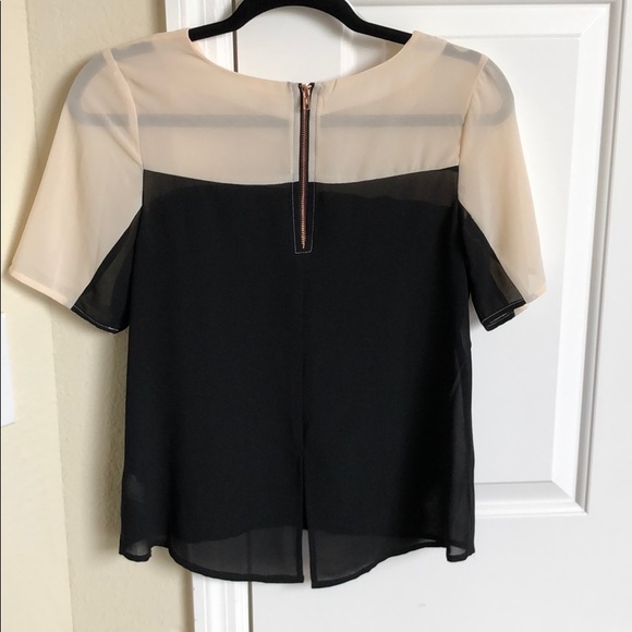 Black and cream top with lace accents - Picture 2 of 3